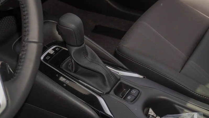 
								corolla 1.8 hybrid full									