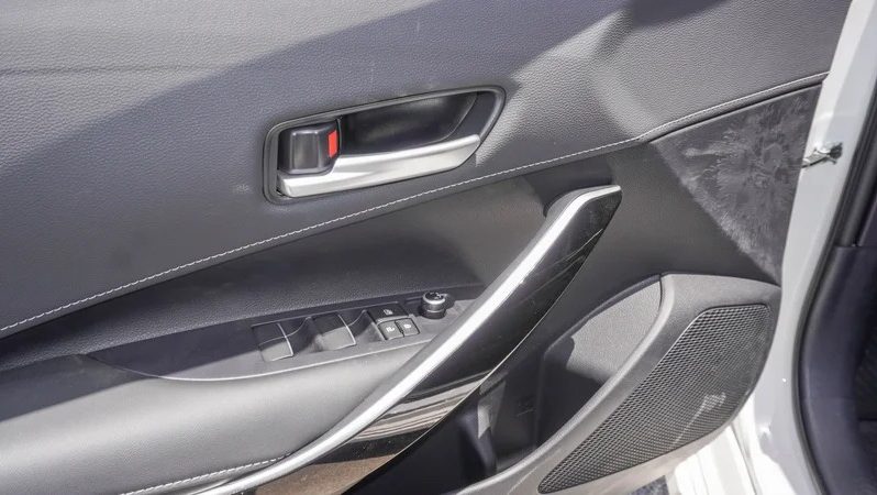 
								corolla 1.8 hybrid full									