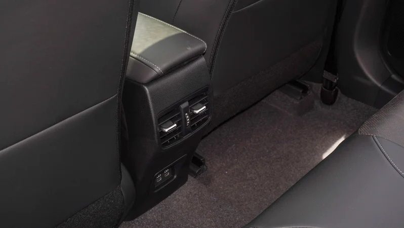 
								corolla 1.8 hybrid full									