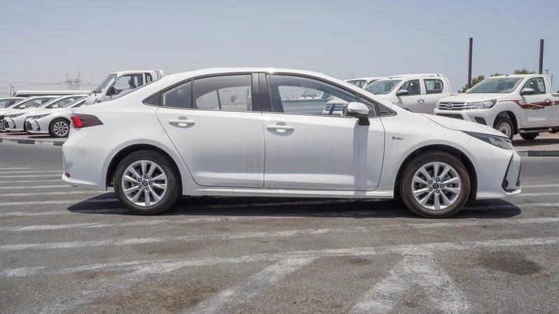 
								corolla 1.8 hybrid full									