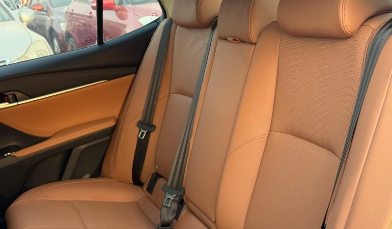 
								Camry 2.0 hybrid luxury full									